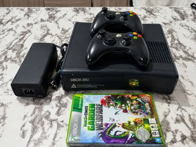 Xbox 360 Slim 320GB - Completo com RGH (Sistema Aurora) + 2 Controles Originais.
