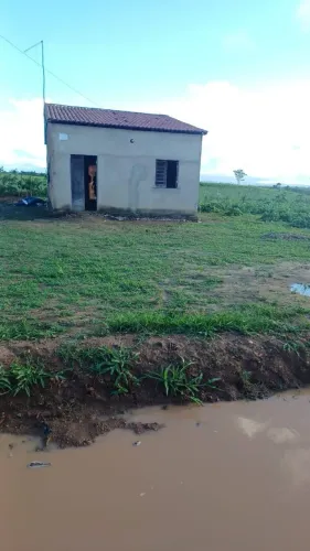 Vendo casa com terreno na Colonia Treze