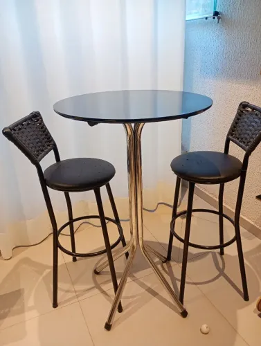 Mesa alta com duas cadeiras