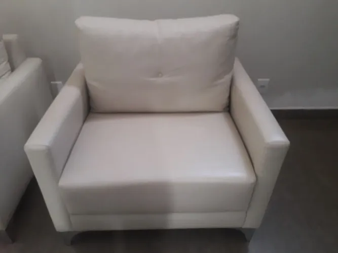 Poltronas de courino medindo 93cm de largura por 81cm 