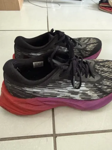 Tênis Asics Novablast 3 Feminino Tam 37 - Preto e Rosa - Usado