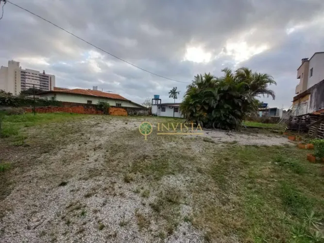Terreno com 720 m² para para Alugar em São José/SC.