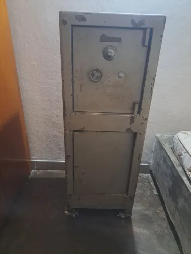 Vendo cofre das antigas perfeito estado de conservação