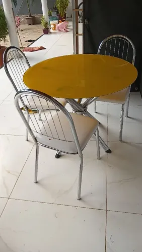 Mesa de vidro três cadeiras