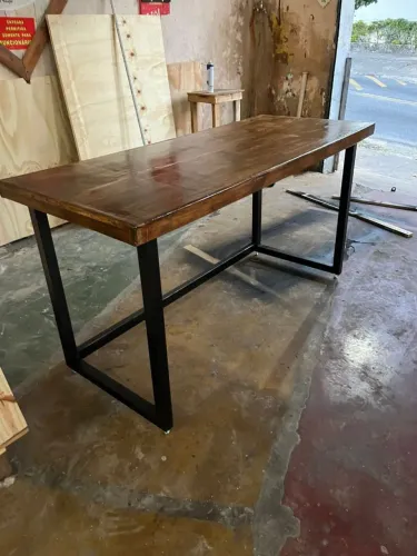 Mesa estilo industrial para escritório 