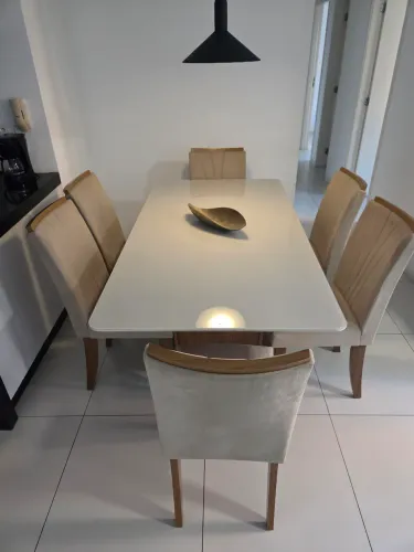 Mesa de Jantar 06 lugares, tampo de pedra e vidro, base de madeira. Perfeito estado