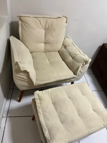 Poltrona com banco de apoio