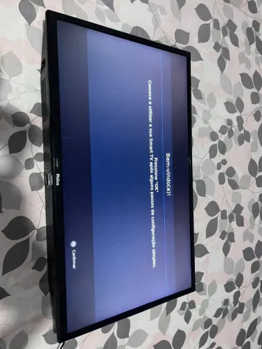 Smart TV Philco de 32 polegadas tem medidas médias de 73 cm de largura por 44 cm de altura