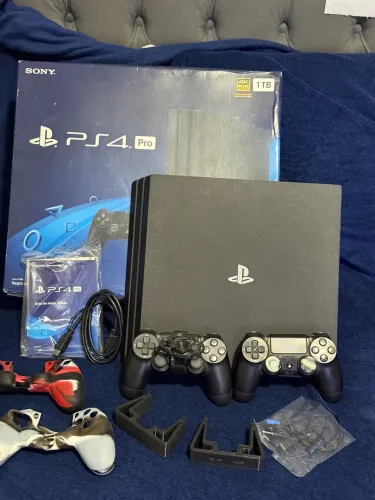 Ps4 pro 2 controles + 4 jogos + acessórios 