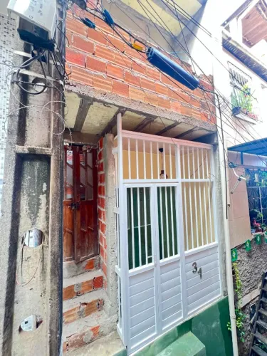 Vede-se duas casas com cobertura faltando acabamento