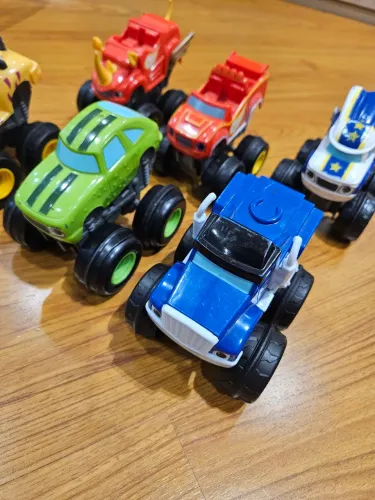 Blaze and Monster Machines Fricção com 6 carrinhos 