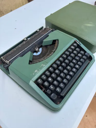 Olivetti Lettera 82 Máquina de escrever vira maleta