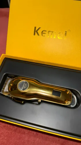 Máquina de Cortar Cabelo Kemei KM-1986 Dourada - Seminova (Usada Apenas em Curso)