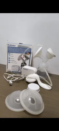 Bom elétrica de leite, potes de armazenamento e concha.