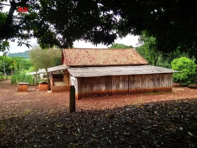 Sítio de 7,26 hectares (3 alqueires), com 2 casas, pomar, riacho nos fundos.