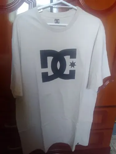 Camiseta DC Shoes bege