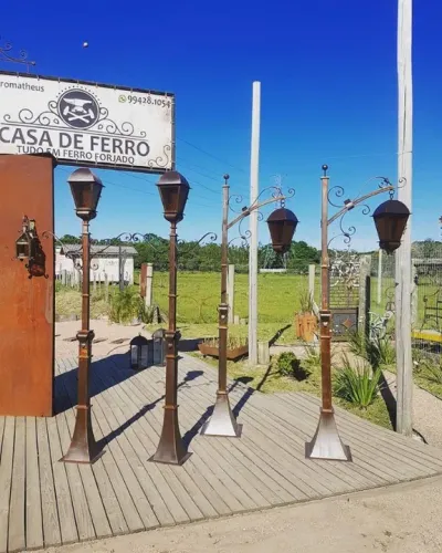 Poste com Luminária de Jardim em Ferro Forjado Exclusivos na CasaDeFerro
