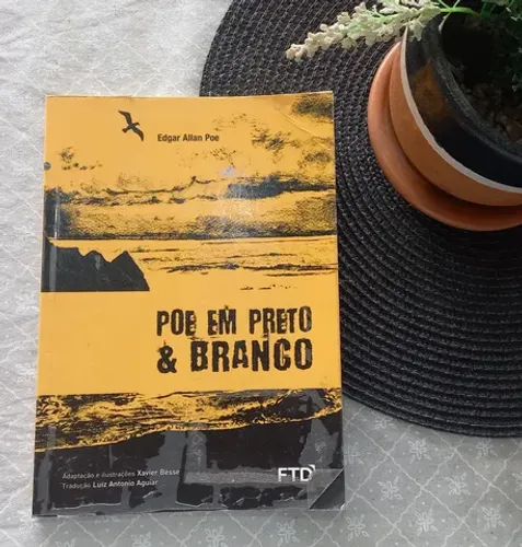 Livro poe em preto e branco( quadrinhos)