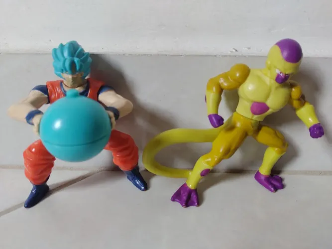 2 bonecos ( goku e freeza) da linha dragon ball, burguer king