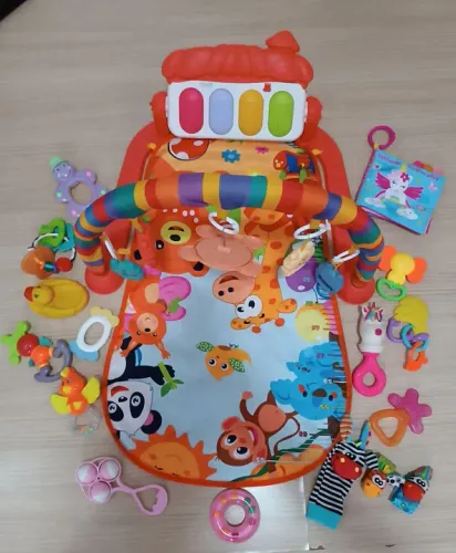Tapete interativo para bebê com móbiles e brinquedos