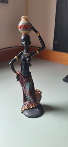 Estatueta de mulher africana com jarro