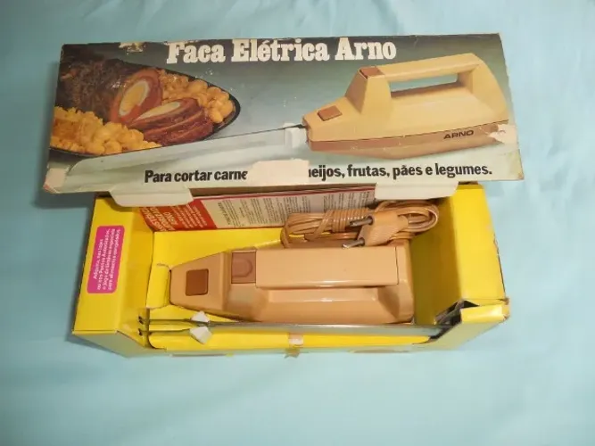 Faca Elétrica Arno, anos 80. Creme/Caramelo c/ lâminas auto-afiantes(Item p/ Colecionador)