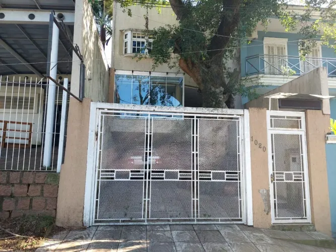 casa na CARLOS HUBER fre. praça e a pocos metros do COL. FARROUPILHA