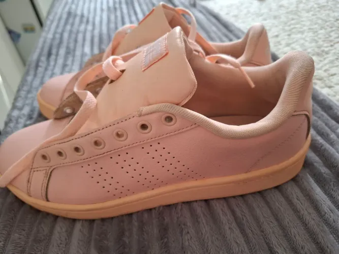 Tênis Adidas rosa claro. Ótimo estado número 39