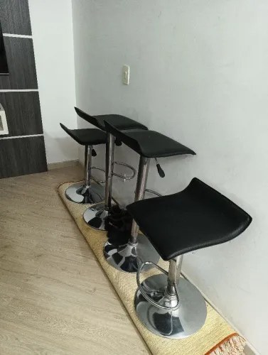 conjunto com 4 Banquetas Couro Preto Sintético Regulagem Altura 65 A 86cm