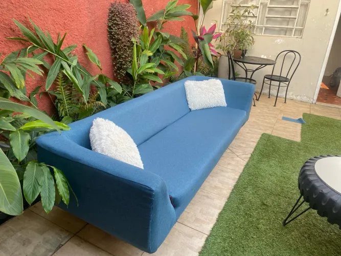 Sofá design moderno em linho azul pés de ferro 