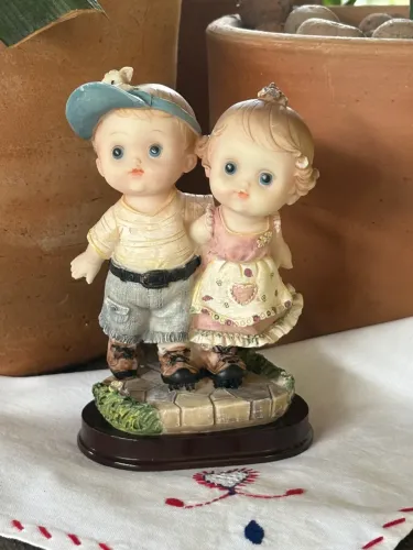 Escultura Casal Infantil Encantadora de resina 15 cm altura
