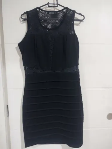 Vestido Preto com Detalhes em Renda