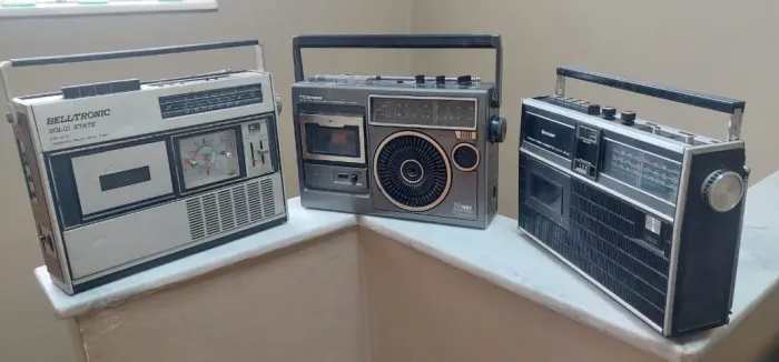 Radio gravador antigo belltronic modelo 555 Toshiba RT-6100 Sharp RD-477X Leia o anúncio