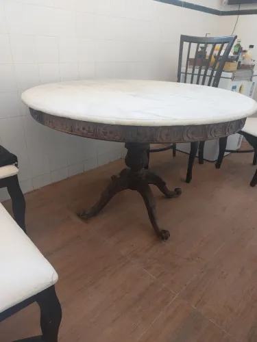 Mesa de Jantar Redonda em Jacarandá, toda esculpida, 120cm, com Tampo de Mármore