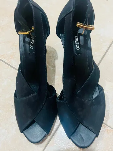 Sandália nova Arezzo Preta - Elegância e Conforto
