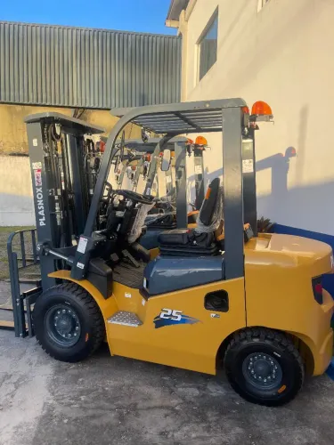 Empilhadeira Plasnox 25 - Potência e Eficiência