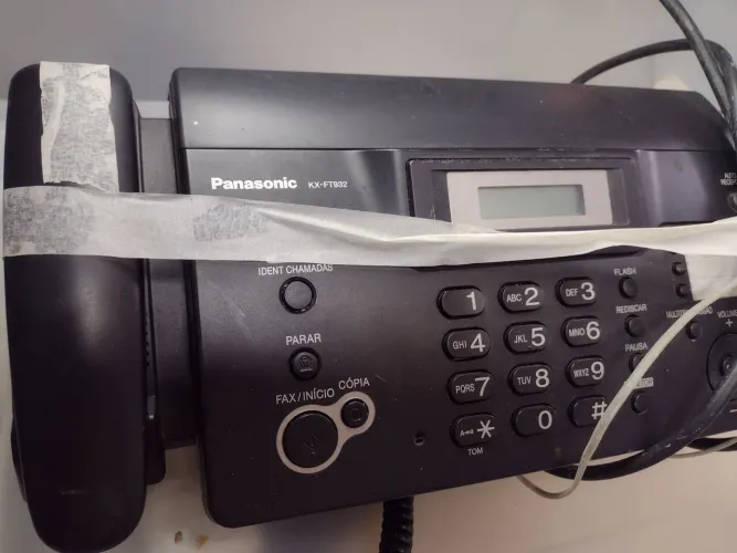 Aparelho de Fax funcionando.