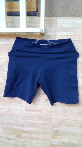 Shorts Feminino M meia coxa Azul com Bolsos Laterais praticamente novo
