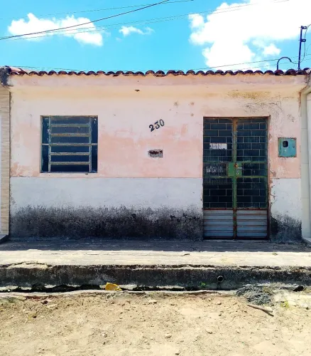 Vendo casa com área para construir!