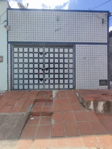 Vende-se casa na Rua são Paulo Alecrim c/ 03 quartos.