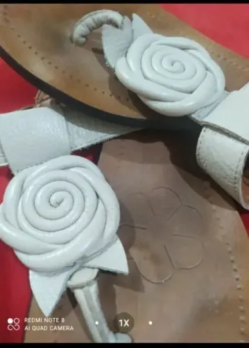 Rasteirinha nova em couro com flor nude n.37