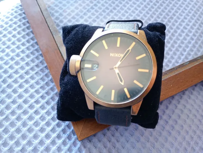 Relógio Nixon Chronicle caixa de aço com pulseira de couro 