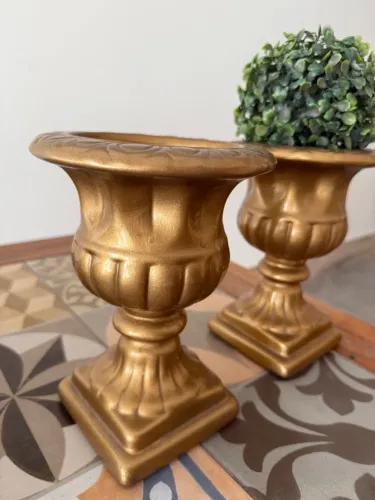 Par de Vasos Dourados Decorativos