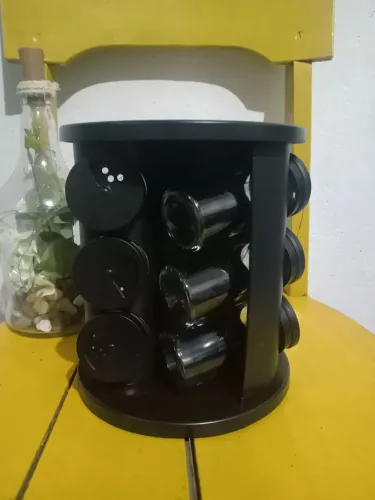 Porta temperos giratório. Com 9 potes de vidro.