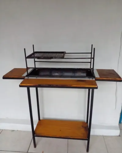 Churrasqueira portátil com tábuas laterais