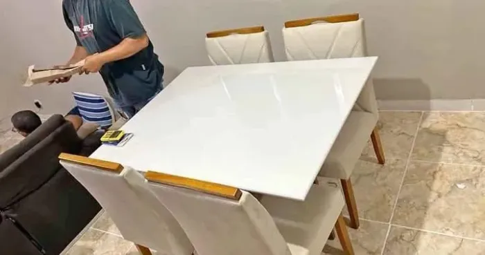 MESA LOS ANGELES 1.20×80 TAMPO COM VIDRO 4 CADEIRAS MACIÇA