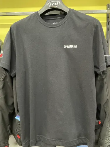 uma camiseta (t-shirt) preta com a logomarca da Yamaha.