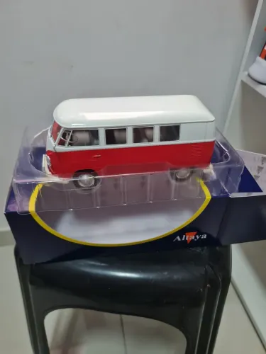 Miniatura Volkswagen Kombi escala 1/24 Altaya.