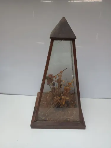 Flores Secas - Caixa de madeira com vidro em formato de obelisco artístico 33x17 cm