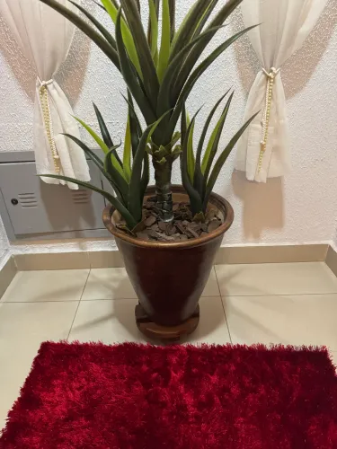 Vaso decorativo com planta artificial 